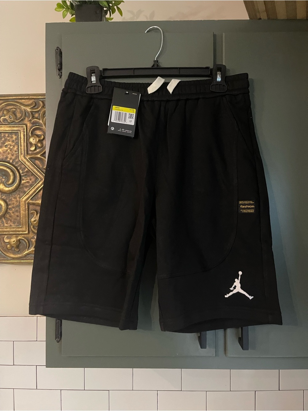 Mens Basketball Shorts Size S.